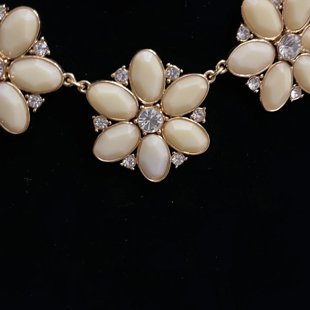 Kate Spade Floral cream daisy flower statement necklace